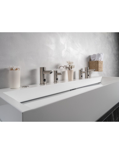 Komplektā 2 gab. automātiskie nerūsējošā tērauda ziepju dozatori uz galda virsmas, 6 l centrālā ziepju tvertne, 230 V maiņstrāva