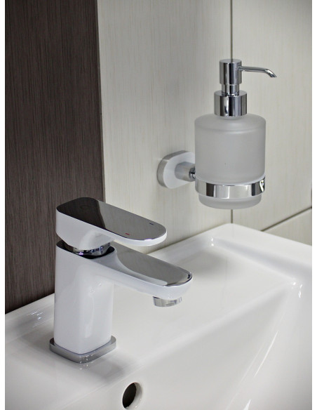 Настенный дозатор для жидкого мыла  хром/белый Аксессуар для ванной ЮКОН - Barva chrom/bílá Настенный дозатор для жидкого мыла  хром/белый Аксессуар для ванной ЮКОН - Barva chrom/bílá